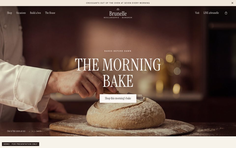 หน้าแรกของเว็บแบบร้านค้าออนไลน์ ภาพคนทำขนมปังกรีดลายบนก้อนแป้งเต็มจอ